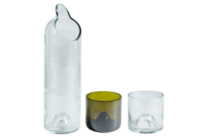 Lot de 3 : CARAFE « BLANC »,
VERRE « CHÊNE  », VERRE « BLANC »
Carafe : H: 25 cm Ø 7,5 cm (x1)
Verres : H: 9 cm Ø 7,5 cm, 25cl (x1)
Verres : H: 8 cm Ø 8 cm, 25cl (x1)