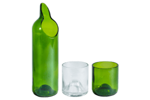 Lot de 3 : CARAFE « VERT BOUTEILLE »,
VERRE « BLANC », VERRE « VERT BOUTEILLE »
Carafe : H: 25 cm Ø 7,5 cm (x1)
Verres : H: 9 cm Ø 7,5 cm, 25cl (x2)